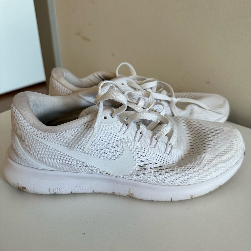 White Nike Sneakers 7.5